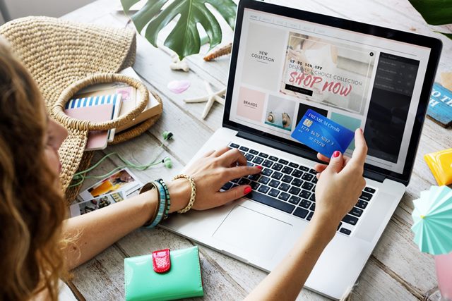 Od června budou muset e-shopy usnadnit vracení zboží. Jak je to s novým tlačítkem?