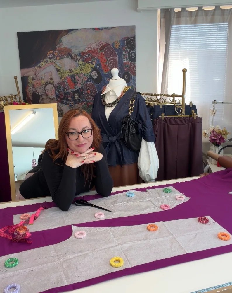 Modely z Atelieru Eva Bartošová dokazují, že oblečení můžou být pohodlné i elegantní bez omezování své nositelky