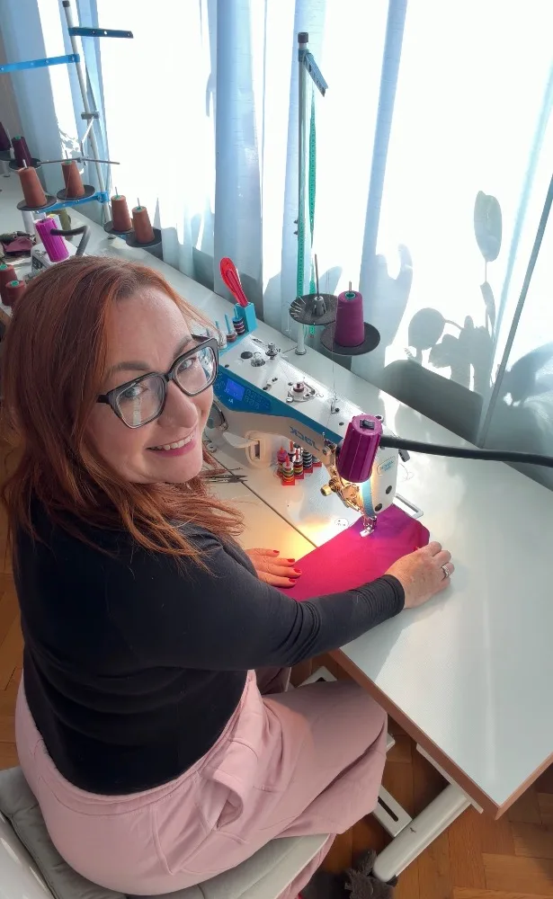Modely z Atelieru Eva Bartošová jsou tvořeny s ohledem na pohodlí při nošení a nechybí jim elegance
